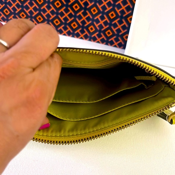 Tory Burch Wristlet Britten Large Zip Pouch - Picture 7 of 9